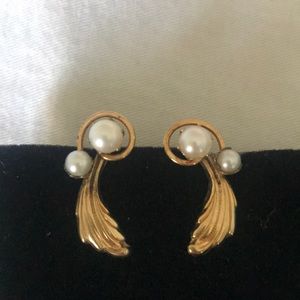 Vintage Amco 14KGF Screw Back Pearl Earrings